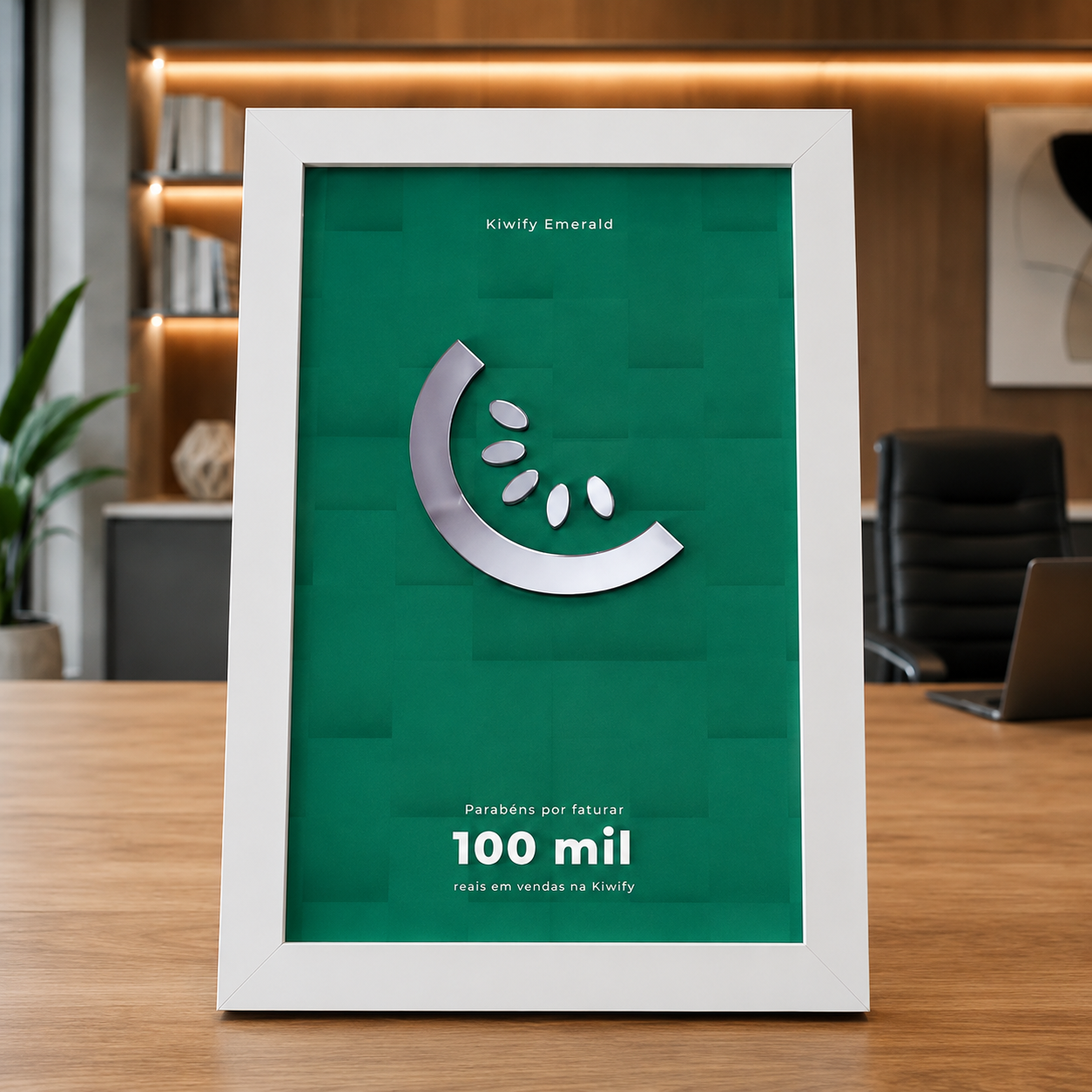 Placa Kiwify Emerald de 500 mil reais em vendas